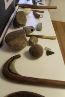 Steingerät und Steinzeitschmuck: Rohstoffe, Werkzeuge und Schmuckherstellung in prähistorischen Zeiten